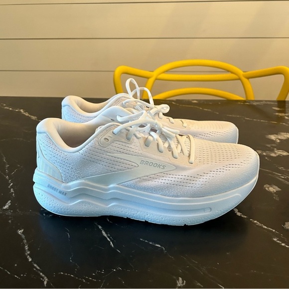 Brooks Ghost Max 2 Mens. Size 10.5 2E - Picture 5 of 5
